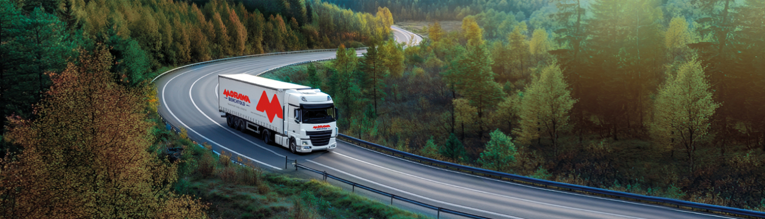 MORAWA BERCHTOLD. Truck fährt durch die Landschaft
